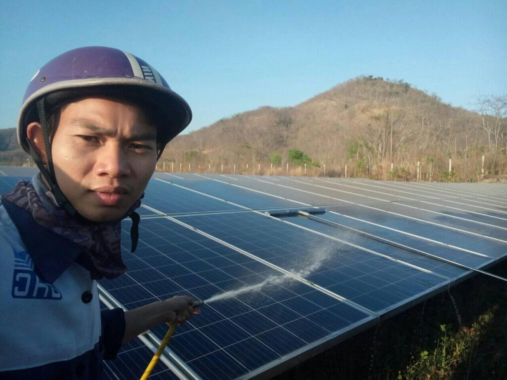 dich-vu-ve-sinh-tam-pin-nang-luong-mat-troi-tai-ma-lam-ham-thuan-bac-phan-thiet1